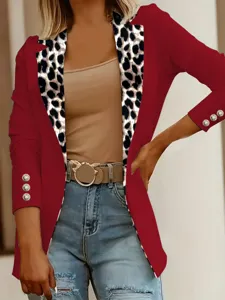 Giacca blazer rossa slim da donna con revers leopardato e bottoni per stile elegante.