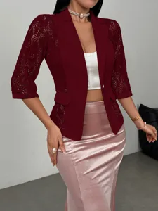 Vue détaillée de la veste blazer élégante à manches en dentelle rouge vin avec texture.