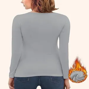 Detail haut thermique manches longues gris, sous-vetement ajuste molletonne doux.