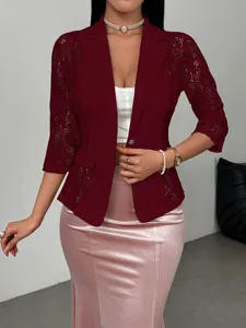 Vue détail du blazer élégant pour femme en dentelle bourgogne avec jupe rose satin.