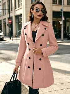 Detailaufnahme des stilvollen rosa zweireihigen Mantels für den städtischen Look.
