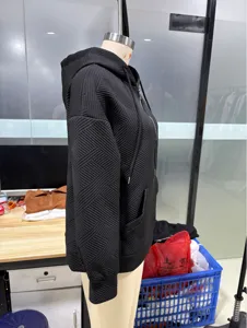Felpa con cappuccio nera da donna testurizzata con zip, casual dettaglio manica lunga.