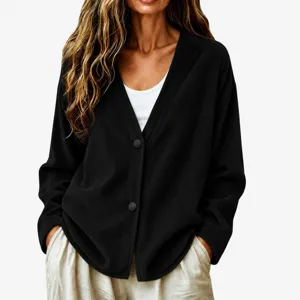 Primo piano del cardigan a coste nero con scollo a V, texture dettagliata e bottoni.