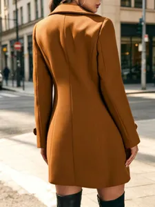 Detailansicht der taillierten Damen Wildleder Trenchcoat in Kamel, schicke Herbstbekleidung.