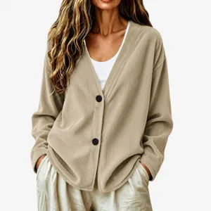 Dettaglio cardigan in maglia scollo V con texture a costine, maniche lunghe e chiusura chic.