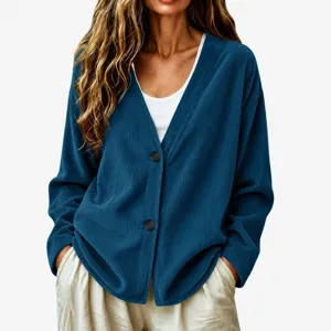 Vista di dettaglio del cardigan donna a maniche lunghe con scollo a V in morbido tessuto blu.