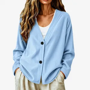 Primo piano del cardigan azzurro con collo a V in tessuto strutturato e bottoni scuri.