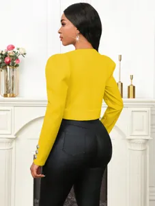 Détail élégant de blazer court jaune avec des manches longues et un col rond pour femmes.