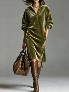 Detalle de vestido midi de terciopelo verde oliva, con cuello solapa y corte recto holgado.
