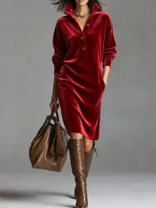 Primer plano de la solapa de terciopelo rojo, botones elegantes y tela suave.