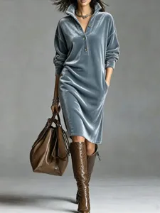 Vista detallada del vestido de terciopelo con cuello polo y textura de tela suave.