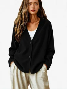 Cardigan lavorato a maglia nero manica lunga scollo V donna modello sfondo bianco