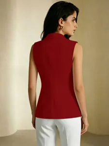 Gilet de blazer sans manches rouge de dos montrant une coupe cintrée et élégante.