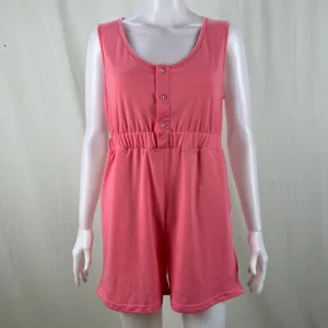Détail de combinaison rose sans manches à boutons, taille élastique short décontracté gros plan.