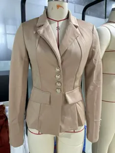 Blazer de mujer elegante y entallado de manga larga con cuello de solapa y cuatro botones.