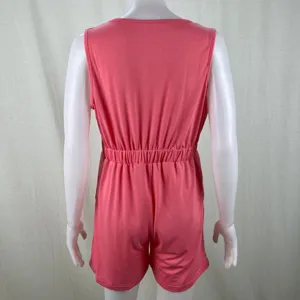 Vue détaillée arrière d'une combi-short rose sans manches avec taille élastique et short.