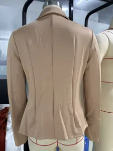 Mujer chaqueta de traje elegante entallada con solapa de manga larga, vista posterior.