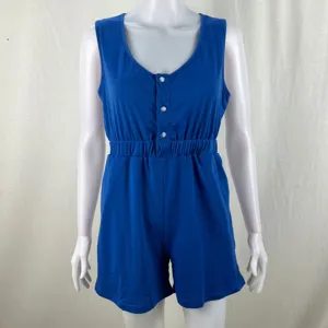 Combinaison short bleue sans manches avec boutons pour femme, idéale pour l'été et le style.
