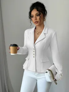 Vista detallada blazer peplum blanco mujer, chaqueta elegante manga larga entallada de oficina.