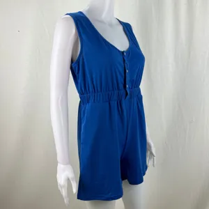 Gros plan d'une combinaison sans manches bleue avec fermeture boutonnée et détail de taille élastique.