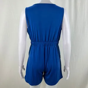 Vue arrière d'une combishort bleue sans manches sur mannequin montrant la taille.