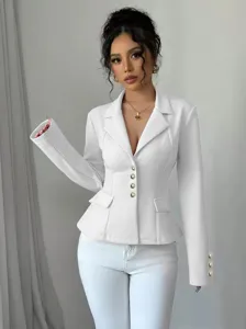 Vista detallada del elegante blazer blanco con elegantes botones dorados y corte entallado.
