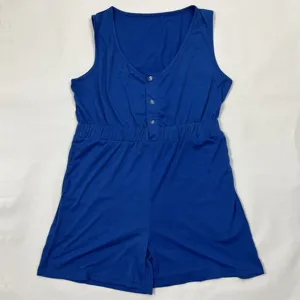 Combinaison short bleu roi sans manches à boutons sur le devant, col rond et taille élastique.