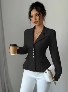 Vista detallada del blazer negro ajustado con solapa y botones dorados elegantes.