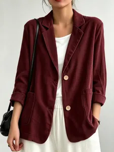 Giacca blazer casual da donna in velluto a coste bordeaux, elegante capo autunnale.