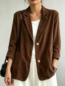 Dettaglio della texture della giacca blazer in velluto a coste marrone da donna, moda autunno inverno.
