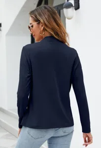 Vista dettagliata del blazer a maniche lunghe blu scuro da donna in scena all'aperto.