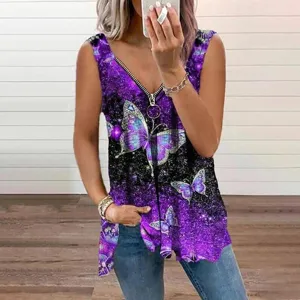 Gros plan sur le haut sans manches col V à imprimé papillon violet porté par modèle.