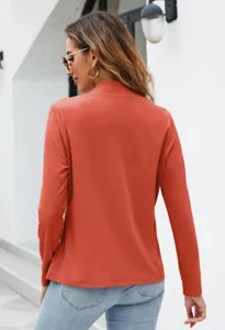 Vista di dettaglio di una elegante giacca blazer da donna arancione rossa all'aperto.