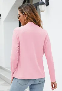 Vista dettaglio blazer donna rosa, giacca da abito manica lunga retro per stile casual.