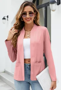 Dettaglio giacca blazer rosa aperta con tessuto morbido e pratiche tasche anteriori.