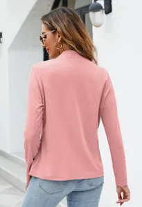 Dettaglio giacca blazer rosa elegante a maniche lunghe da donna, top da ufficio con tasche.