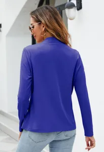Giacca blazer casual da donna blu a maniche lunghe abbinata a jeans alla moda di stile