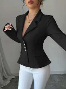 Elegante blazer negro ajustado con botones dorados y cuello de solapa elegante.