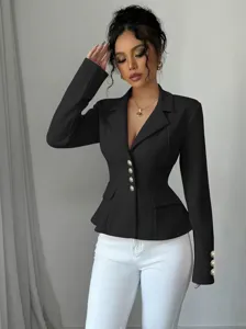 Primer plano del elegante blazer negro con botones dorados y un corte entallado impecable.