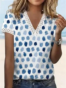 Vue détaillée d'un t-shirt femme été col V manches courtes avec imprimé pois bleus délicats.