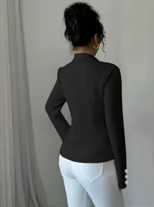 Mujer chaqueta blazer negra ajustada manga larga solapa elegante detalle vista trasera.