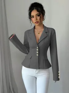 Chaqueta blazer de mujer elegante slim fit con solapa y cuatro botones en gris oscuro.