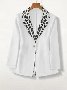 Vue détaillée d'un élégant blazer blanc pour femme avec un col à imprimé léopard stylé.