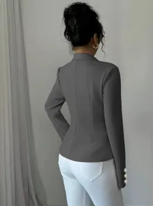 Elegante chaqueta blazer entallada con solapa y manga larga, detalles traseros y botones.
