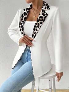 Détails du blazer élégant pour femme avec revers imprimé léopard veste blanche chic