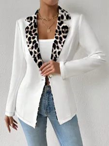 Vue détaillée du blazer blanc pour femme avec col à imprimé léopard et un seul bouton.