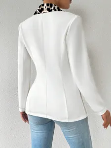 Vue arrière du blazer blanc élégant pour femme avec col à imprimé léopard tendance.