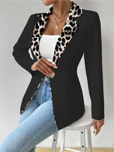 Élégant blazer noir pour femme avec un col à imprimé léopard et une fermeture à bouton.