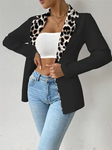 Veste blazer élégante pour femme avec revers léopard et corps noir pour look chic quotidien.