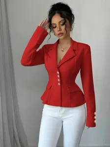 Detalle de blazer rojo elegante con ajuste entallado, solapa clásica y botones dorados.